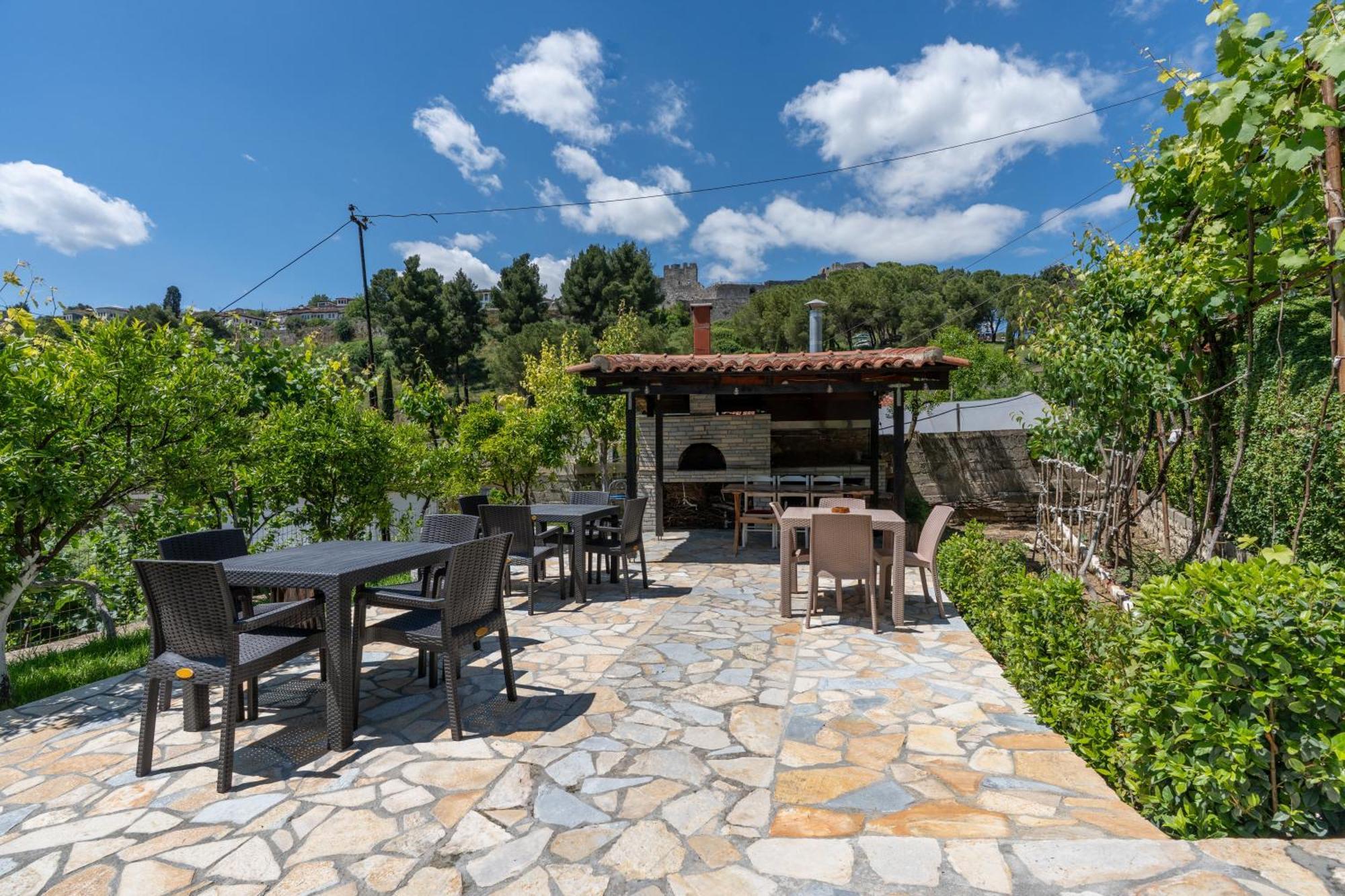 Guesthouse Emiljano Berat Exterior foto