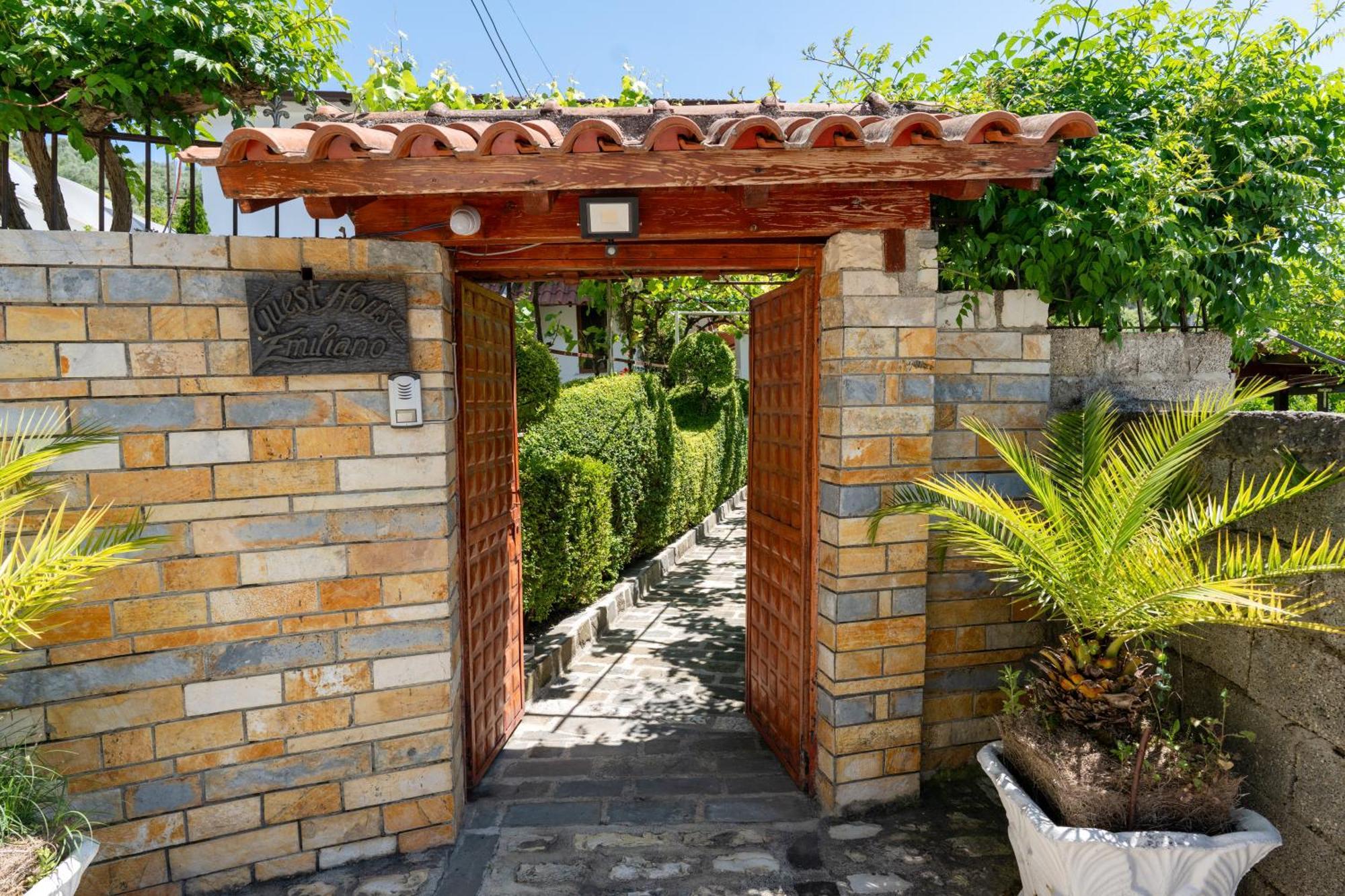 Guesthouse Emiljano Berat Exterior foto